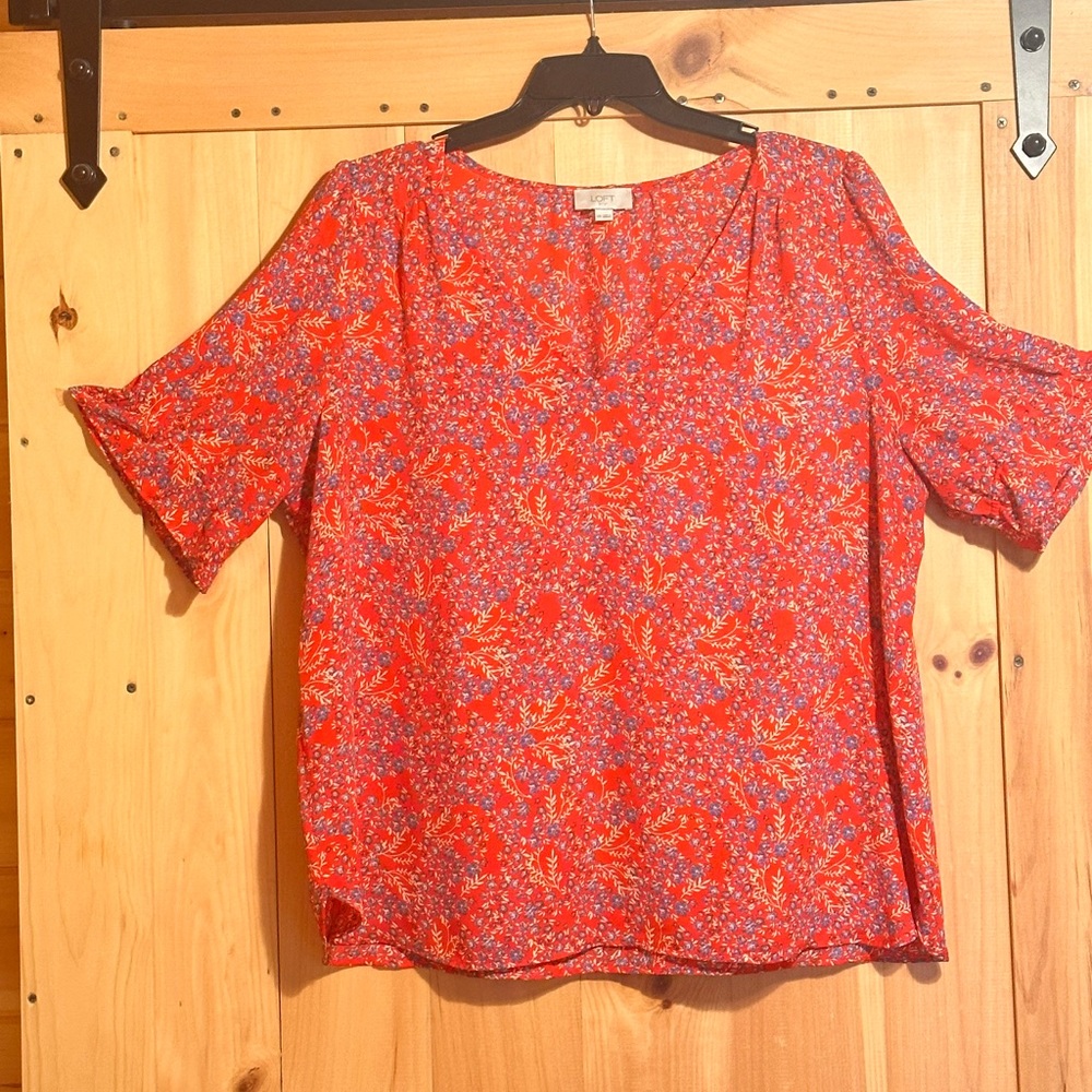 Like new Loft Outlet ruffled short sleeve pull over blouse. Size XXL.